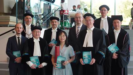 一群穿着西装的人 AI 生成的内容可能不正确。